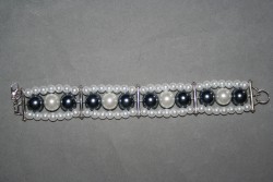 AR136 3 row grey: Treradigt armband med vita och stlgra prlor...105:- SLD
Fr att se en strre bild, klicka p denna lnk.