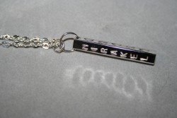 NA023 Mirakel: Halsband (50 cm lngt) med stansad stav med ordet 