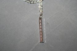 NA024 Harmoni: Halsband (50 cm lngt) med en stansad stav med ordet 