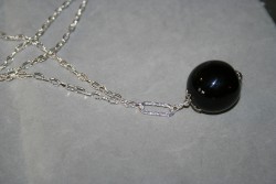 HA116 Big black ball: Lngt halsband (85 cm lngt) med en stor (30 mm) svart glasprla...110:- 80:-Fr att se en strre bild, klicka p denna lnk.