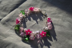 AR139 Summerflowers: Rasselarmband med rosa blommor och grna blad...110:- 70:-
Fr att se en strre bild, klicka p denna lnk.