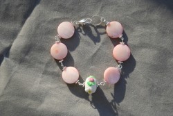 AR138 Little pink flower: Armband med rosa snckskalsprlor...75:- 45:-Fr att se en strre bild, klicka p denna lnk.