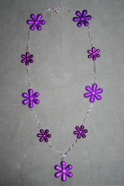 HA128 Big purple flower: Lngt halsband med lila akrylblommor...119:- 89:-
Fr att se en strre bild, klicka p denna lnk.