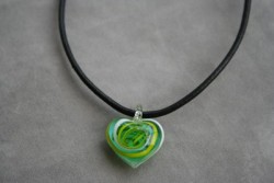 HG004 Glass heart: Halsband med lderband och hjrta i glas...85:-
Fr att se en strre bild, klicka p denna lnk.