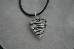 HG007 Glass heart: Halsband med lderband och hjrta i glas...89:- SLD
Fr att se en strre bild, klicka p denna lnk.