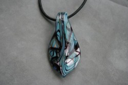 HG010 Glass pendant: Halsband med lderband och hnge i glas...99:- SLD
Fr att se en strre bild, klicka p denna lnk.