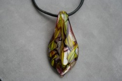 HG011 Glass pendant: Halsband med läderband och hänge i glas...99:- SÅLD
För att se en större bild, klicka på denna länk.