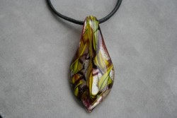 HG011 Glass pendant: Halsband med lderband och hnge i glas...99:- SLD
Fr att se en strre bild, klicka p denna lnk.