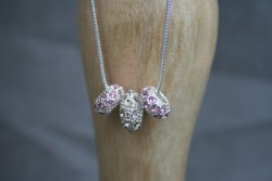 AS003 Pink crystal: Halsband (50 cm) med 3 strassberlocker...139:-