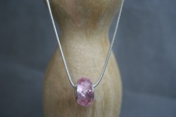 AS006 Pink silver: Halsband (45 cm) med en rosa glasberlock...119:-
