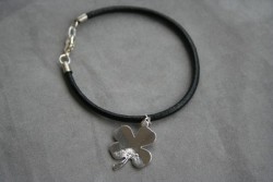 AR146 Lucky charm: Armband med 3mm tjock lderband och en fyrklver...79:- 49:-