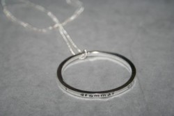 NA027 Dream ring: Lngt halsband (70cm) med stor budskapsring (55mm) med texten 