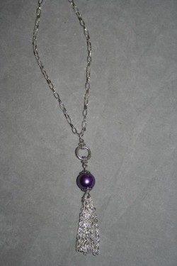 HA123 Purple chain: Halsband (60 cm utan hnge) med en lila prla och kedjehnge...SLD
Fr att se en strre bild, klicka p denna lnk.