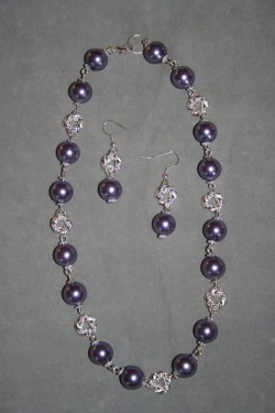 SE047 Purple swirl: Halsband + rhngen med lila stora prlor samt snurrade silverplterade mellandelar...129:-
Fr att se en strre bild, klicka p denna lnk.