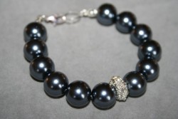 AR143 Black crystal: Armband med stora grafitgra prlor samt en strass prla...SLD
Fr att se en strre bild, klicka p denna lnk.