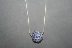 AS001 Blue cystal ball: Halsband (50 cm) med en stor bl strass prla...139:-