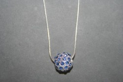 AS001 Blue cystal ball: Halsband (50 cm) med en stor bl strass prla...139:-