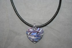 HG018 Glass heart: Halsband med lderband och hnge i glas...79:-
Fr att se en strre bild, klicka p denna lnk.