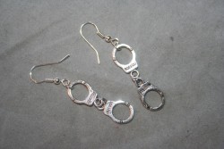 OR064 Handcuffs: rhngen med handklovar...55:- SLD
Fr att se en strre bild, klicka p denna lnk.