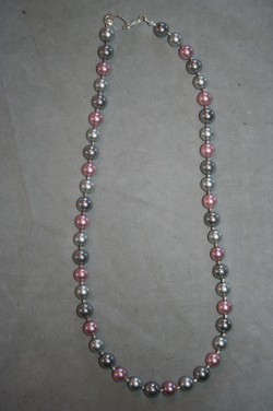 HA130 Multi color pink: Halsband (45 cm) med sm prlor i blandade frger...139:- 
Fr att se en strre bild, klicka p denna lnk.