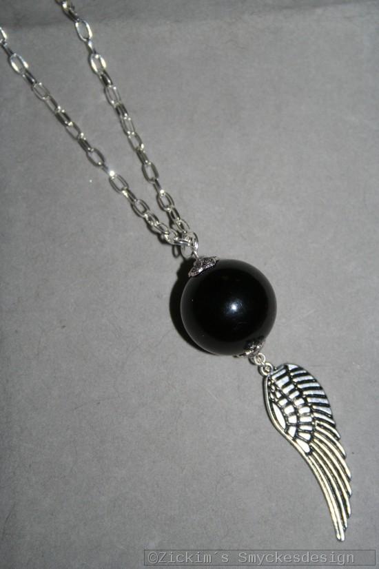 HA143 Black ball wing: Halsband (70 cm) med en stor svart glasprla samt en vinge som hnge...99:-
Fr att se en strre bild, klicka p denna lnk.