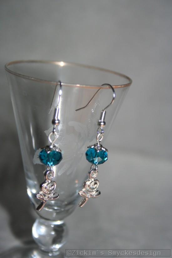 OR067 Blue flower ear: rhnge med bla swarovski prlor samt sm blommor...49:- 25:-
Fr att se en strre bild, klicka p denna lnk.