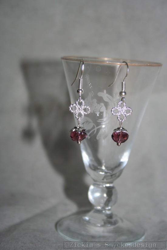 OR068 Purple flower ear: rhnge med lila swarovski prlor samt sm blommor...45:- 25:-
Fr att se en strre bild, klicka p denna lnk.
