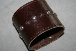 KI010 Leather hand 1: Brett armband i brunt lder med sm runda nitar...160:-
Fr att se en strre bild, klicka p denna lnk.