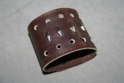 KI011 Leather hand 2: Brett armband i brunt lder med nitar...160:- SLD
Fr att se en strre bild, klicka p denna lnk.