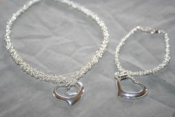 SE050 Silver heart: Halsband (ca 37 cm) + armband med kedja och hjrtan...149:- SLD
Fr att se en strre bild, klicka p denna lnk.