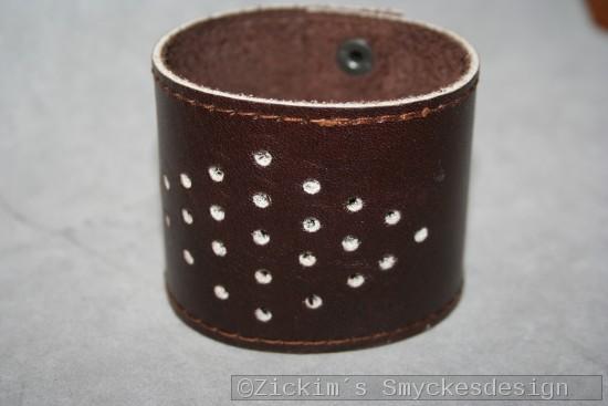 KI013 Leather hand 4: Brett armband i brunt lder med hl...160:-
Fr att se en strre bild, klicka p denna lnk.