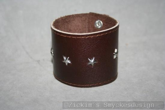 KI012 Leather hand 3: Brett armband i brunt läder med stjärnor...160:-
För att se en större bild, klicka på denna länk.