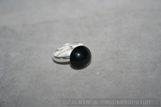 OV056 Black ring: Ring (stllbar) med svart prla...45:-
Fr att se en strre bild, klicka p denna lnk.