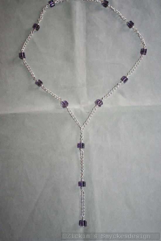 HA139 Long purple cube: Halsband med lila glaskuber...95:- 65:-
För att se en större bild, klicka på denna länk.