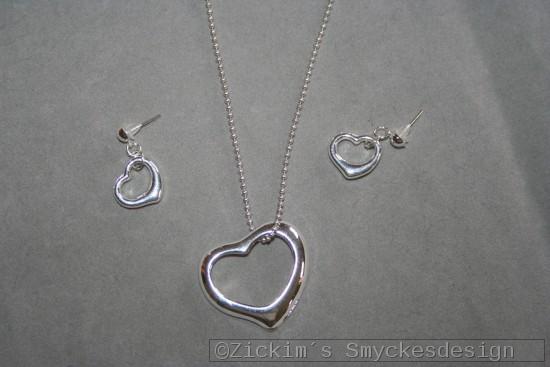 SE051 Triple heart: Smyckesset med hjrtan...95:-
Fr att se en strre bild, klicka p denna lnk.