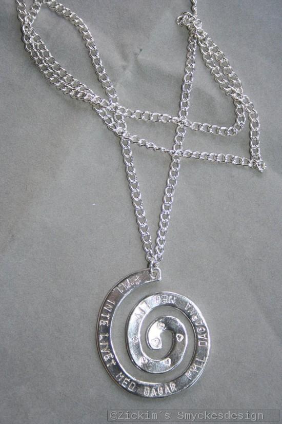NA029 Spiral of life: Halsband (80 cm) med en stansad spiral med texten 