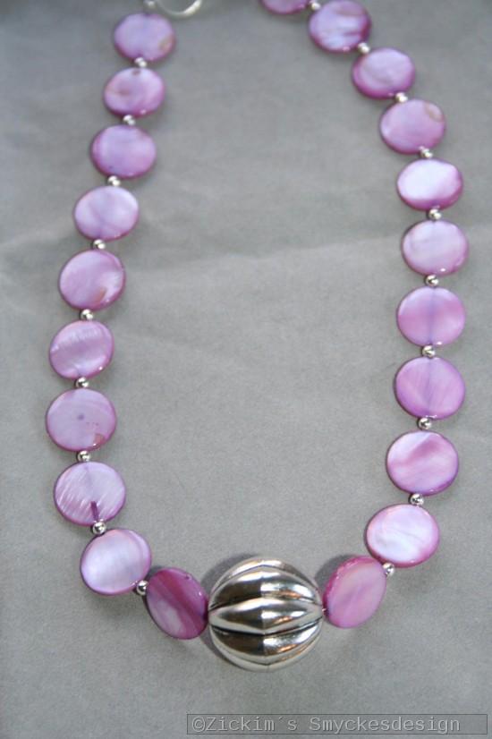 HA146 Purple pumpkin: Halsband (40 cm) med ljuslila snckskalsprlor samt en stor silverfrgad boll...95:- 55:-