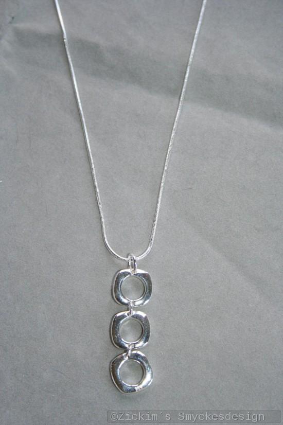 AS009 Silver cubes: Halsband (50 cm) med läckert hänge i äkta silver (stämplad 925)...150:- SÅLD