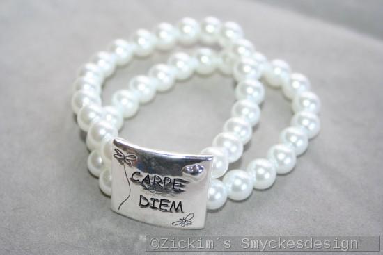 AR160 White carpe diem: Dubbelradigt elastiskt armband med vita prlor...finns att kpa hos Studio Mini SLD