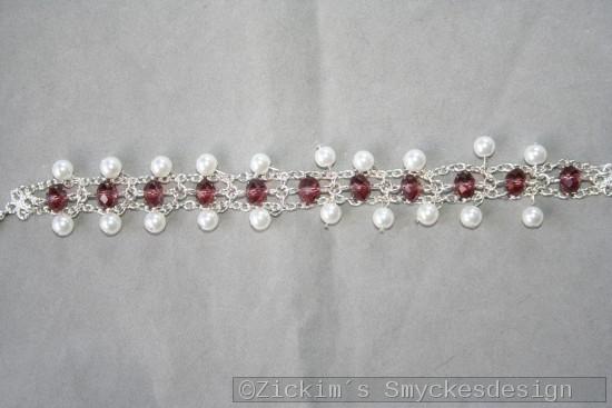 AR161 Double crystal: Dubbelradigt armband med lila swarovski kristaller samt sm vita prlor...95:-