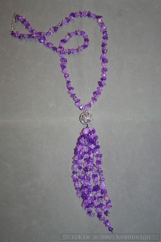 HA147 Purple octopus: Halsband med krackelerade glaschips i lila frger...120:- 80:-