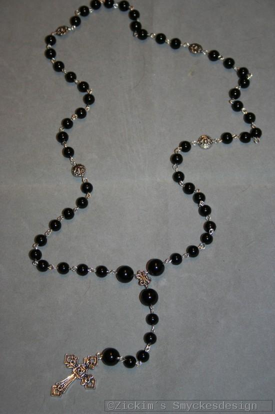 KI016 Black rosary: Lngt halsband (76 cm + 15 cm hnge) med svarta prlor och ett kors...120:-