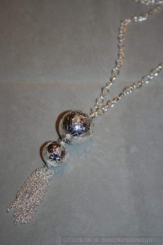 HA149 Flower balls: Halsband (80 cm + 10 cm hänge) med två silverfärgade bollar samt ett kedjehänge...105:-