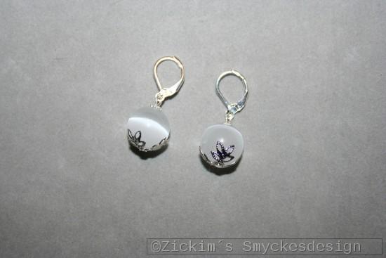 OR074 White christmas: rhngen med vita cateye prlor...60:- SLD