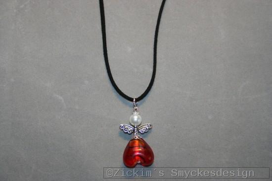 HA151 Red angelneck: Halsband (45 cm) med en stor ängel på mockaband...85:-