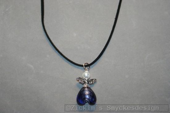HA152 Blue angelneck:  Halsband (45 cm) med en stor ängel på mockaband...85:- SÅLD