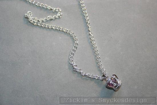 HA159 Pink crown: Halsband (45 cm) med en kungakrona med en rosa glaspärla innuti...99:- SÅLD