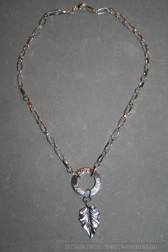 NA031 Hope leaf: Halsband (40 cm) med en stansad ring med texten 