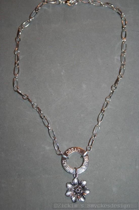 NA032 Dream flower: Halsband (40 cm) med en stansad ring med texten 