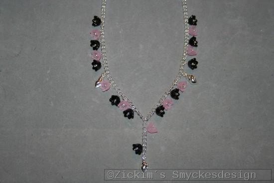 HA163 Flower neck: Halsband (47 cm) med svarta och rosa akrylblommor samt sm silverfrgade snckor...95:- 65:-